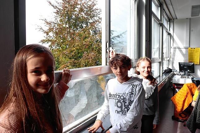 Die Sechstklässler Elena Unger, Keno Halbauer und Mia Metzler beim Lüften im Klassenzimmer: Noch können sie die kühle Frischluft ...