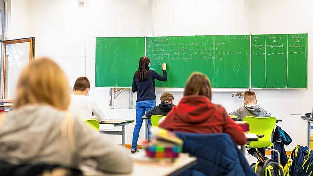 Schüler einer fünften Klasse sitzen während dem Unterricht in ihrem Klassenzimmer. Sie dürfen voraussichtlich ab 19. April wieder im ...