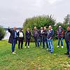 Mit einer Gruppe interessierter Bürgerinnen und Bürger spaziert OB-Kandidat Martin Staab (ganz links) am Seeufer entlang und erklärt die ...