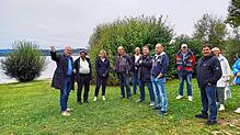 Mit einer Gruppe interessierter Bürgerinnen und Bürger spaziert OB-Kandidat Martin Staab (ganz links) am Seeufer entlang und erklärt die ...