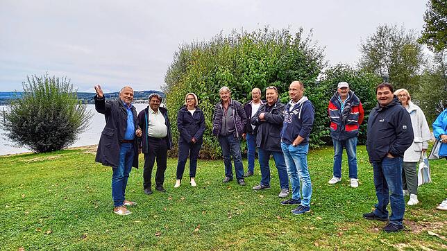 Mit einer Gruppe interessierter Bürgerinnen und Bürger spaziert OB-Kandidat Martin Staab (ganz links) am Seeufer entlang und erklärt die ...