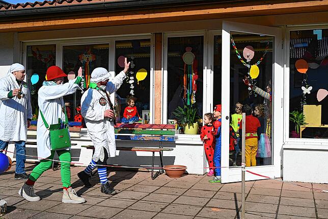 Fröhlich und mit flotten Sprüchen verabschieden sich die Räbenheimer Narren nach ihrem Besuch am Kindergarten Oberlauchringen von den ...