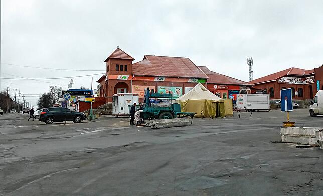 Auf einem Platz in Singens Partnerstadt Kobeljaki bereitet man sich auf Flüchtlinge vor.