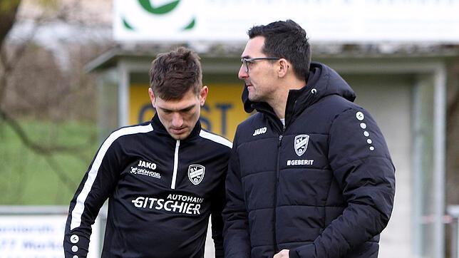 Trainer Jürgen Reichle und Jonathan Scheike (beide SV Denkingen)