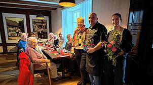 Hildegard Vorwalder, Lulzim Sopaj und eine Servicekraft (stehend von links) betreuen beim Mittagstisch der Senioren die Gäste. Bild: ...