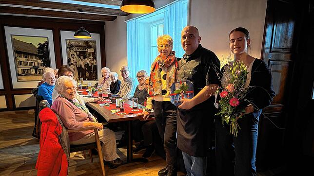 Hildegard Vorwalder, Lulzim Sopaj und eine Servicekraft (stehend von links) betreuen beim Mittagstisch der Senioren die Gäste. Bild: ...