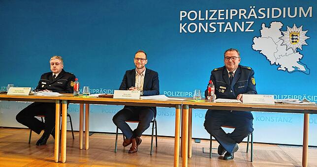 Polizeipräsident Uwe Stürmer (rechts), der kommissarische Leiter der Kriminalpolizeidirektion Simon Bihl (Mitte) und der Leitende ...