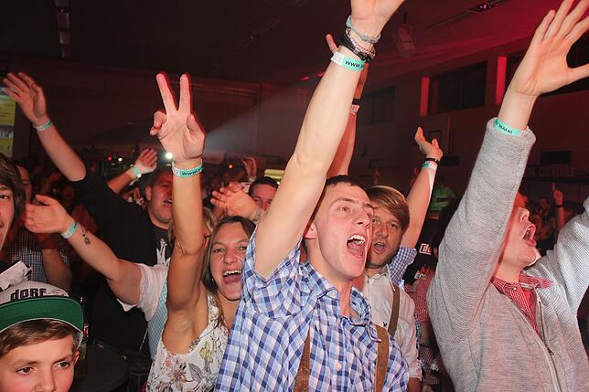 Bild 23: Volles Haus bei der Nikolausparty in Rietheim-Weilheim mit den Dorfrockern &ndash; die Bilder