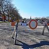Auf dem Messeplatz laufen die Vorbereitungen: Die Fahrbahn für den Drive-In zum Schnelltest ist schon abgesperrt.