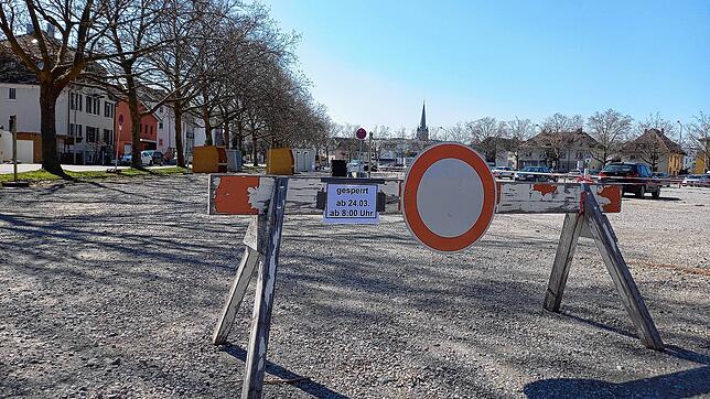 Auf dem Messeplatz laufen die Vorbereitungen: Die Fahrbahn für den Drive-In zum Schnelltest ist schon abgesperrt.