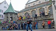 Punkt 12 Uhr knallten die ersten Karbatschen in Überlingen.