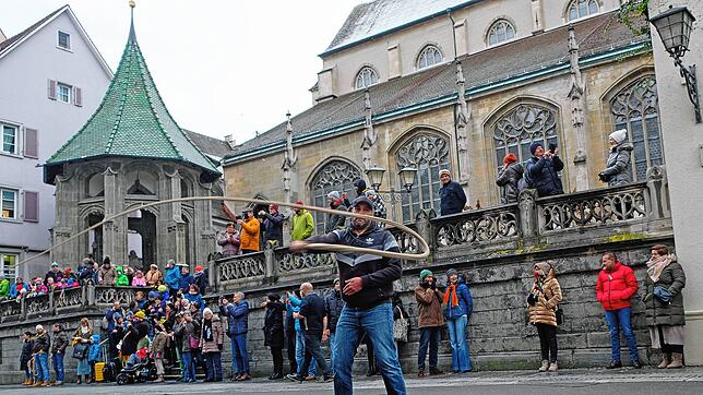 Punkt 12 Uhr knallten die ersten Karbatschen in Überlingen.
