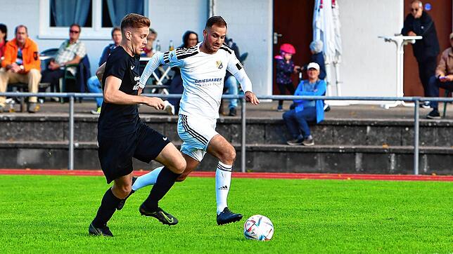 Die Wende: Jan Steininger (vorn) enteilt David Mollmann und gleicht für die SG FC Wehr/Brennet beim 5:1-Sieg gegen den SV 08 Laufenburg ...