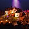 Blick auf das Mainauer Schloss während des Christmas Garden 2022.