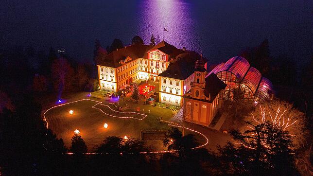 Blick auf das Mainauer Schloss während des Christmas Garden 2022.