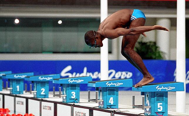 Schwimmer Eric Moussambani aus Äquatorialguinea bestreitet seinen Vorlauf 2000 in Sydney im Alleingang. Ergebnis: die langsamste ...