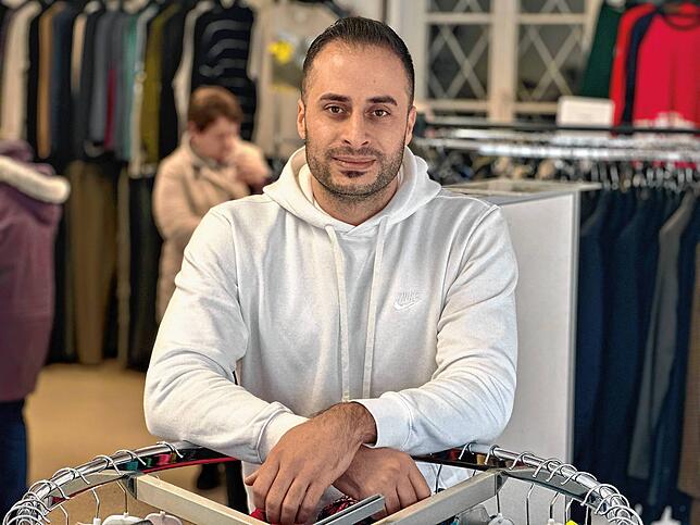 Sabbagh Obada kam vor zehn Jahren nach Deutschland. Als Dankeschön arbeitet er ehrenamtlich seit Jahren im DRK-Kleiderladen.