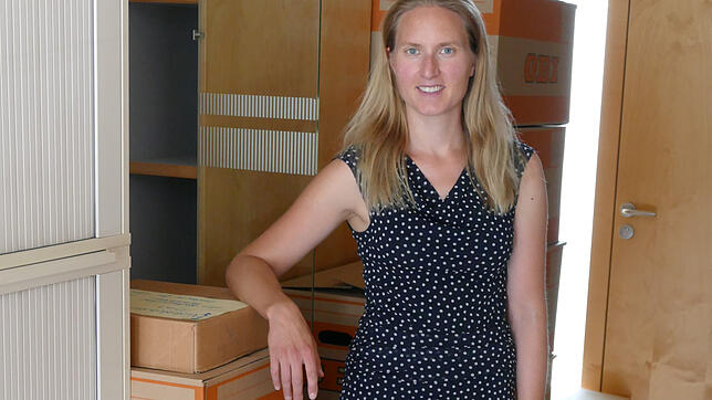 Caroline Haltebourg, kommissarische Schulleiterin der Realschule Salem, räumt ihr Büro aus.