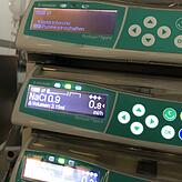 Die Medikamentengabe wird automatisch von Spritzenpumpen gesteuert.