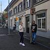 Lena Willauer und Ben Rommel vor dem Gottmadinger Bahnhof. Sie fährt regelmäßig mit öffentlichen Verkehrsmittel. er bevorzugt das Auto.