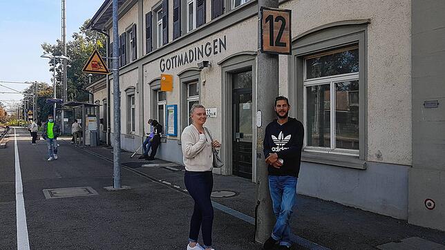 Lena Willauer und Ben Rommel vor dem Gottmadinger Bahnhof. Sie fährt regelmäßig mit öffentlichen Verkehrsmittel. er bevorzugt das Auto.