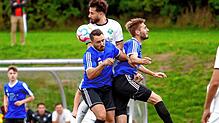 Eine intensive Partie zeigten die DJK Villingen und die SG Riedöschingen/Hondingen. Das Bild zeigt Furkan Bak (DJK Villingen) sowie ...