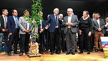 Thomas Kaiser (Mikrofon) ließ die Bürgermeister-Kollegen jeweils drei Worte über Helmut Kaiser (rechts neben ihm) finden, überreichte ...