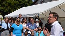 Bürgermeister Röwer erinnerte an den Gründer des Kindergartens. Foto: Günther Vasel