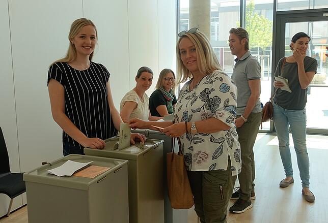 Larissa Waibel, Silke Richter und Sylvia Hintz leisten im Haus am Teuringer ihren Dienst als Wahlhelferinnen, als (von links) Gaby ...