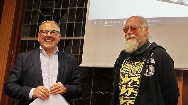 Bürgermeister Hans-Peter Lehmann (von links) und Burgenforscher Michael Losse beim Vortrag m Rathaus Mühlhausen über den Mägdeberg.