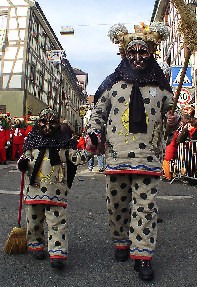 Früh übt sich: Ein großer Rägemolli mit Narrensamen beim Narrentag 2006 in Überlingen.