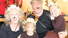Die niedliche Hirschfamilie Annette und Marc Pinkus mit Antonia und Charlotte tummelte sich beim Kinderball.