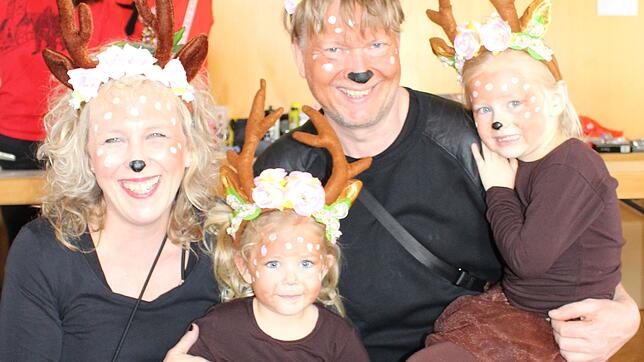 Die niedliche Hirschfamilie Annette und Marc Pinkus mit Antonia und Charlotte tummelte sich beim Kinderball.
