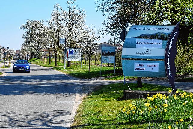 Aufgeklebte Plakate am Orteingang von Bodman (Bild) und Ludwigshafen weisen auf die Sperrungen hin und rufen auf, zuhause zu bleiben.