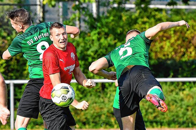 Bild 19: SV Herten müht sich zu einem 2:0 gegen den FC Hochrhein &ndash; und wir haben Bilder!