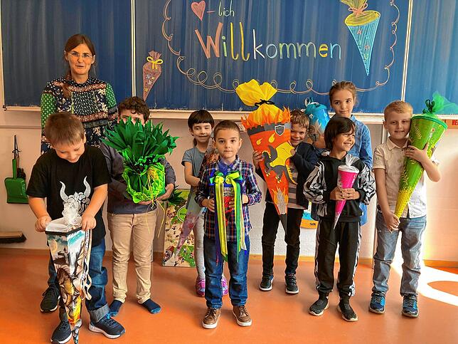 Die Klasse 1 der Schule am Buchenberg freut sich zusammen mit ihrer Klassenlehrerin Frau Elke Pappas auf den Unterricht.
