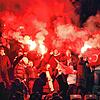Türkische Fans zünden Pyrotechnik im Olympiastadion.