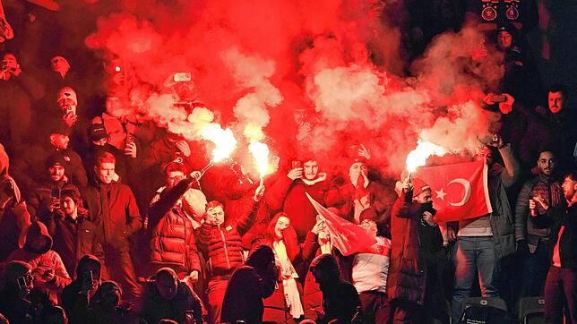 Türkische Fans zünden Pyrotechnik im Olympiastadion.