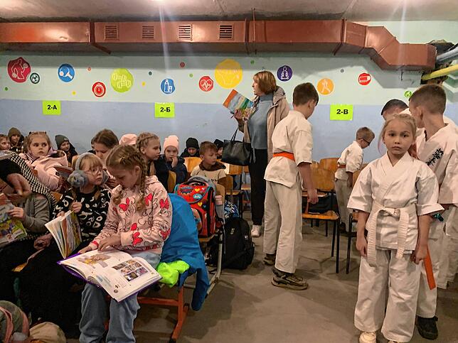 Bei Luftalarm geht der Unterricht unter der Erde weiter. Diese Kinder lernen aus ihren Heften, andere setzen ihr Karate-Training fort. ...