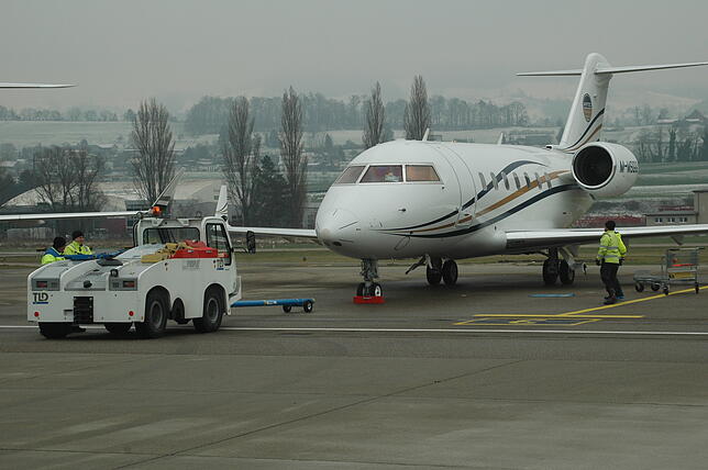 Ein Businessjet vom Typ Challenger wird direkt, nachdem seine Passagiere in Altenrhein ausgestiegen sind, vom Vorfeld auf eine ...