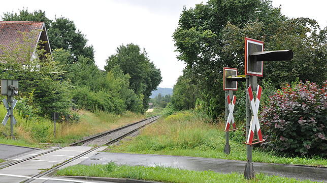 Die Ablachtalbahn am Bahnübergang in Stockach: Die Strecke könnte wieder ausgebaut werden. Bild: Freißmann