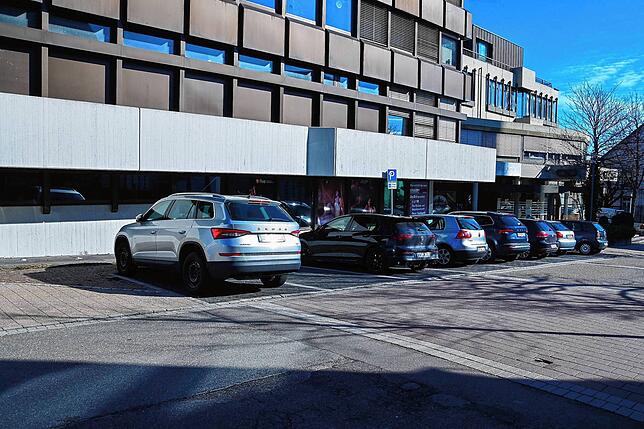 Diese Parkplätze in der oberen Gerwigstraße fallen mit Beginn der Baumaßnahme an der Tiefgarage und am Marktplatz weg. Hier müssen ...