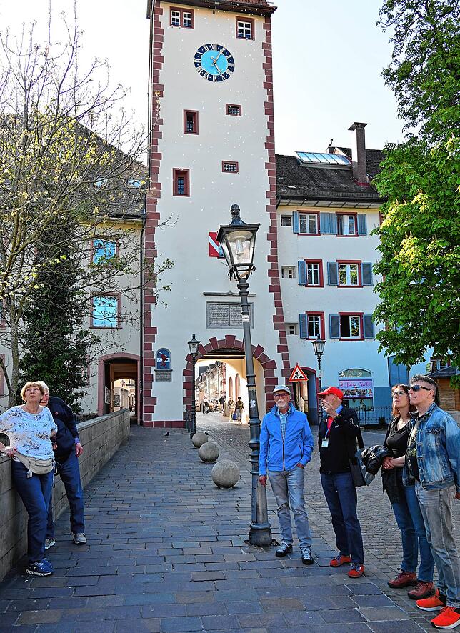 In der Waldstadt stand das Obere Tor im Mittelpunkt der Jubiläumsstadtführung. Hier auf der Seltenbachbrücke erläutert Stadtführer Uli ...