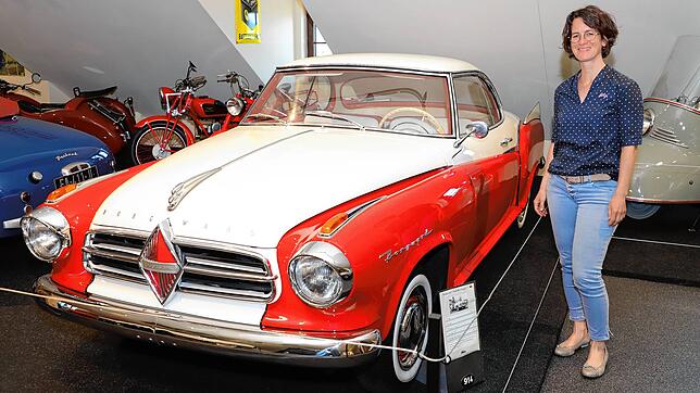 Silvia Georgi, Assistentin der Museumsleitung, neben einem komplett neu lackierten Borgward Isabella Coupé aus dem Jahr 1958. Einzige ...