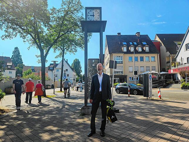 Ecke Friedrichstraße/Eckenerstraße: Die Häfler Uhr, die stillsteht, möchte Werner wieder zum Laufen bringen – auch im übertragenen Sinne.