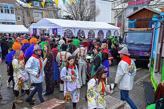 Im Narrendorf feierten die Narren nach getaner Arbeit eine ausgiebige Party.