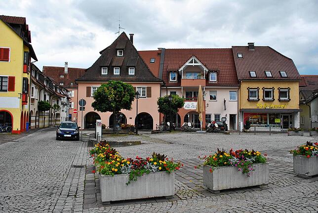 Wo bis 1972 das „Alte Kaufhaus“ stand, ist heute ein Parkplatz, der Gustav-Hammer-Platz. Der Denkmalschutz stellte sich gegen den Abriss ...