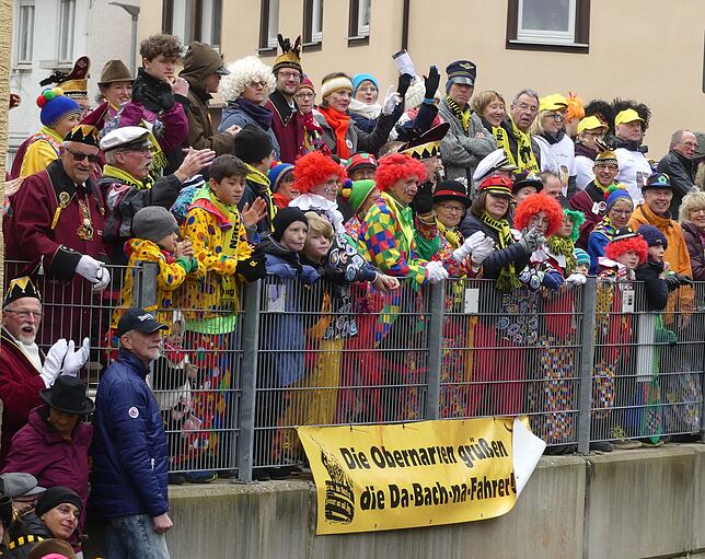 Begeisterte Zuschauer säumen den Kirchenbach.