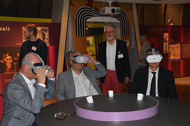 Die Gäste der offiziellen Einweihungsfeier der 360-Grad-Kuppel testen im Narrenschopf auch gleich noch den Blick durch die VR-Brillen ...