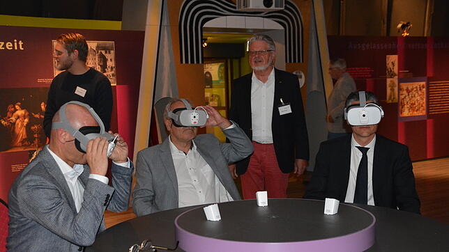 Die Gäste der offiziellen Einweihungsfeier der 360-Grad-Kuppel testen im Narrenschopf auch gleich noch den Blick durch die VR-Brillen ...